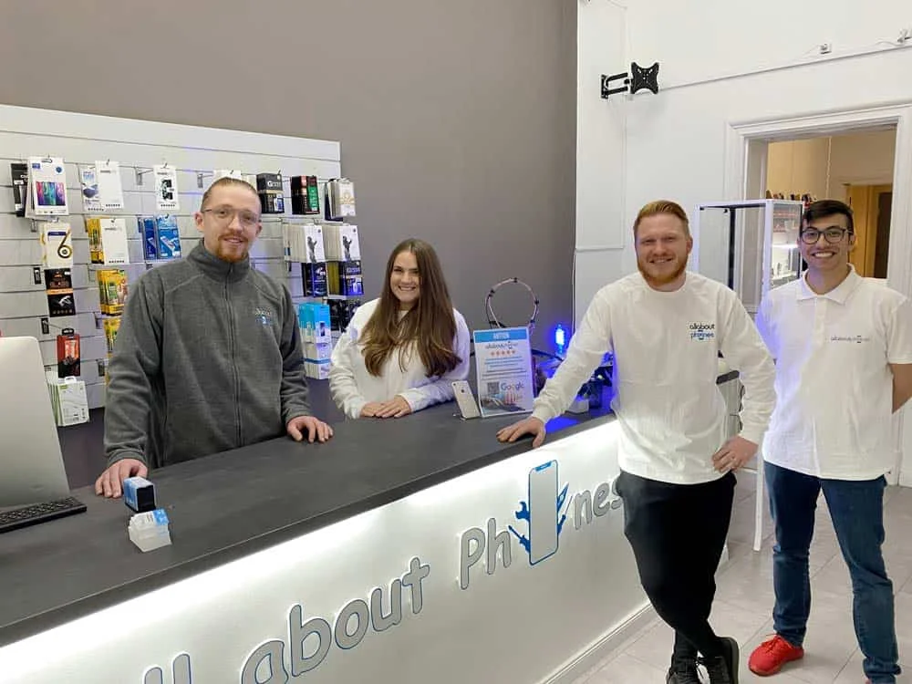 Handy-Reparatur.Berlin Team bei der Smartphone-Reparatur