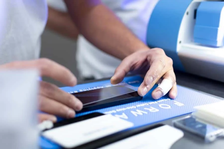 Techniker bei der professionellen Handy-Reparatur
