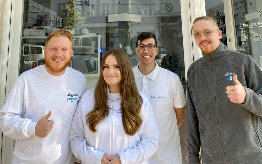 Werkstatt-Techniker bei der Handy-Reparatur
