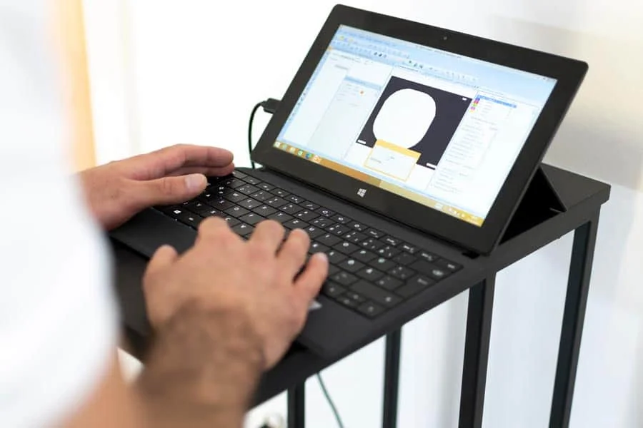 Techniker prüft Smartphone-Display